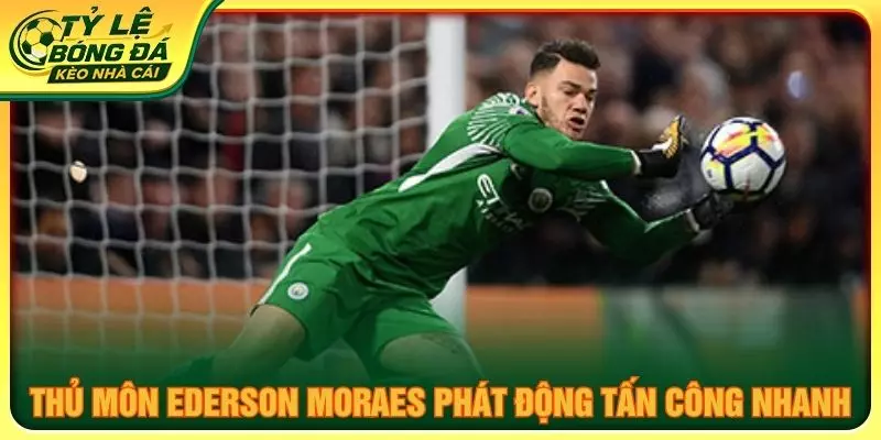 Thủ môn Ederson Moraes phát động tấn công nhanh