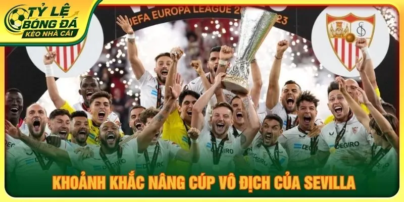 Khoảnh khắc nâng cúp vô địch của Sevilla
